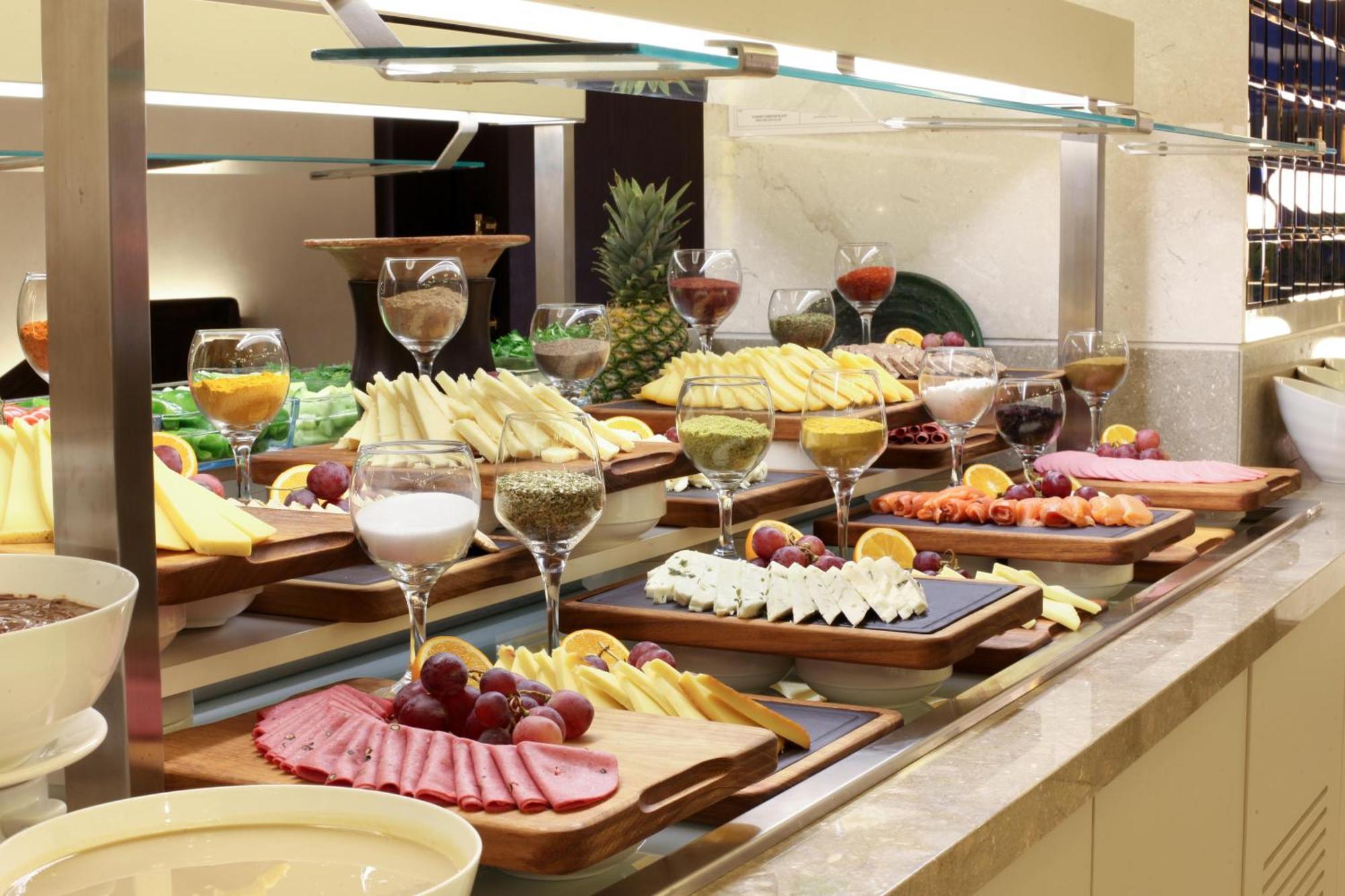 ベントレー バイ モントン ホテルズ スペシャル クラス イスタンブール エクステリア 写真 A buffet at a hotel